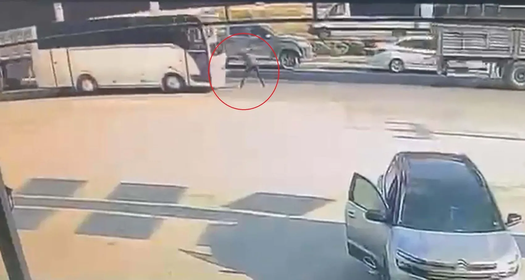 Denizli'de telefonunu almak için yola çıkan şoföre midibüs çarptı