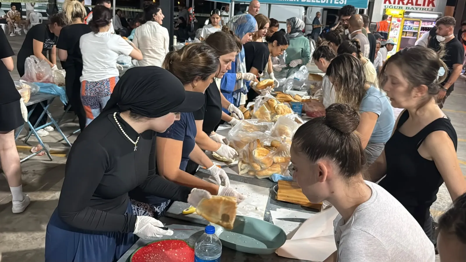 Seydikemer yangınında halk ve firmalar ekipler için seferber oldu