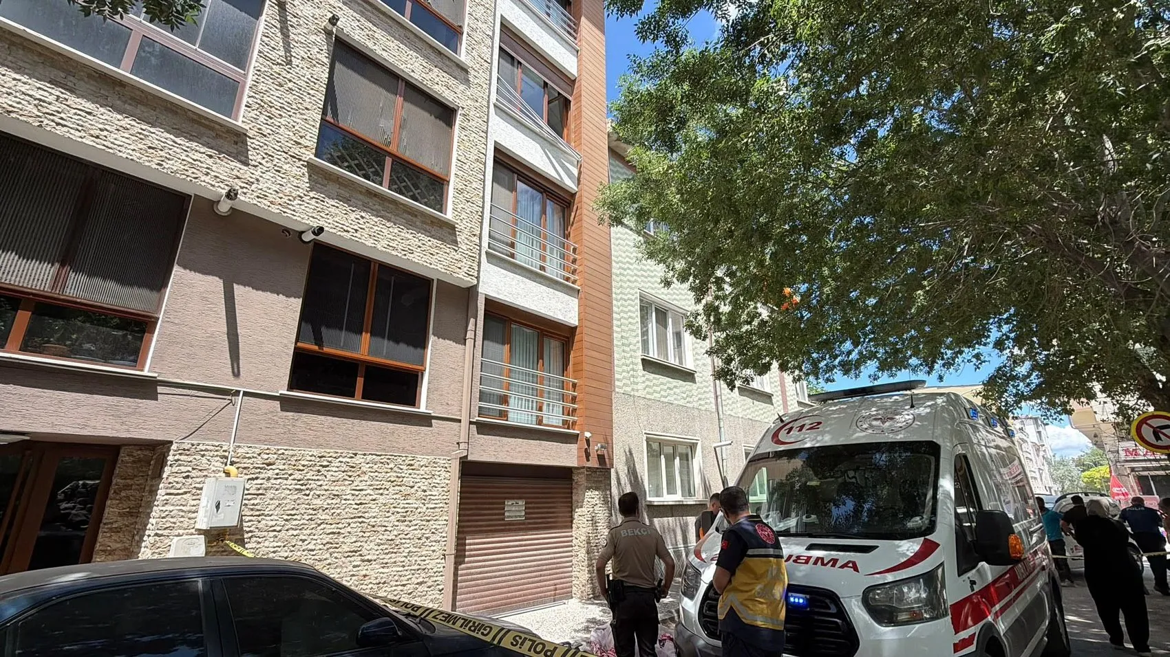 Eskişehir’de pencere faciası Yaslandığı korkuluk kopunca yere çakıldı