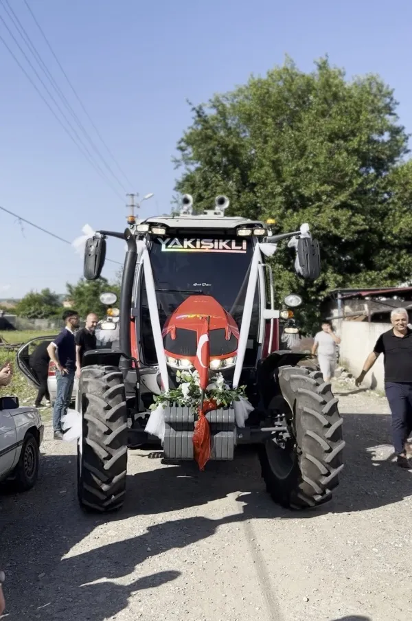 Osmaniyeli çiftçi düğününde lüks araç yerine traktörünü süsledi