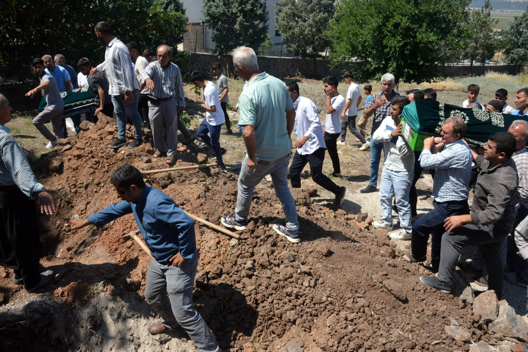 Adana'da kanala uçan araçta hayatını kaybeden anne ve oğlu defnedildi