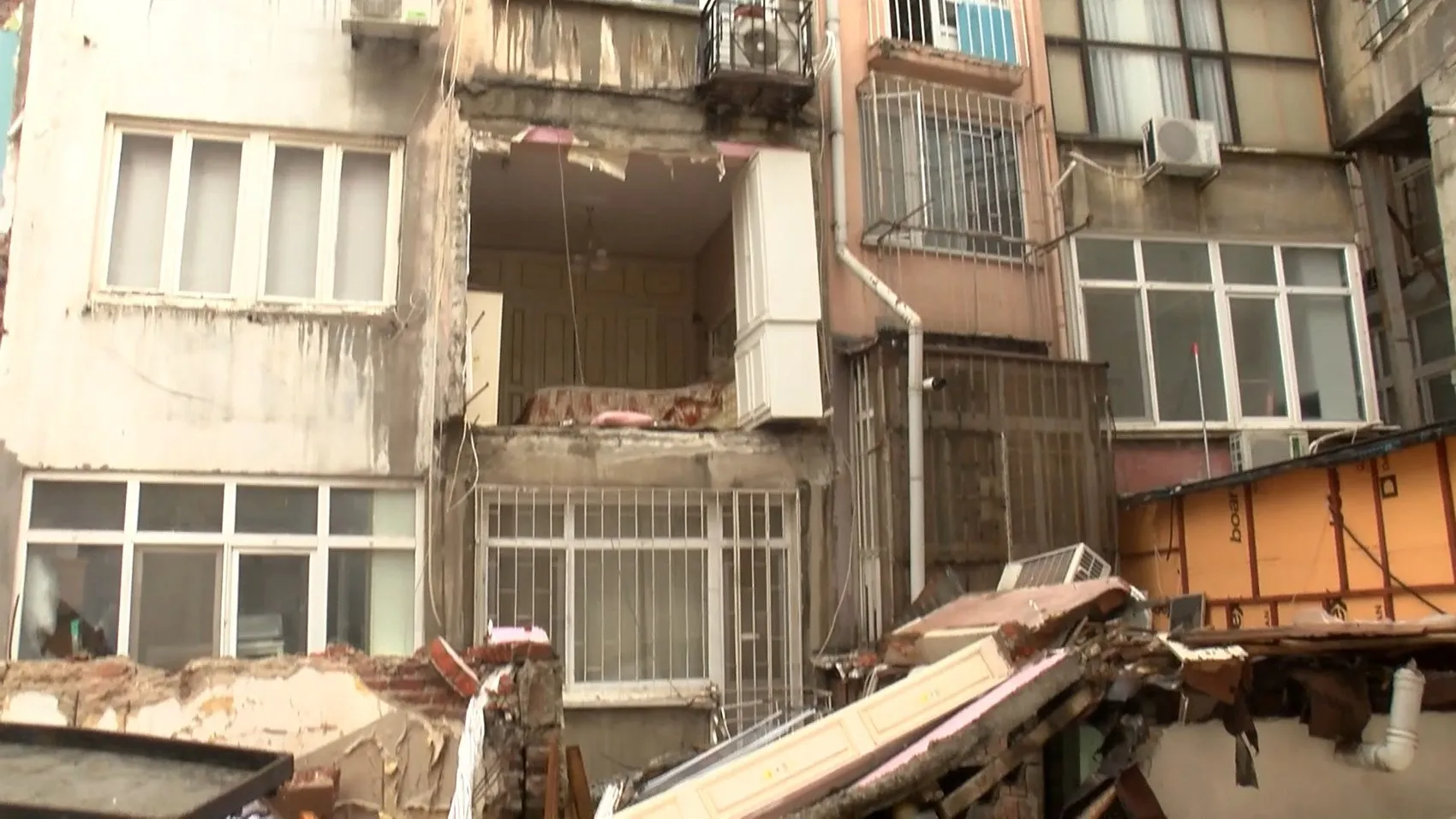 Şişli'de binanın duvarı çöktü mahalleli deprem oluyor sandı