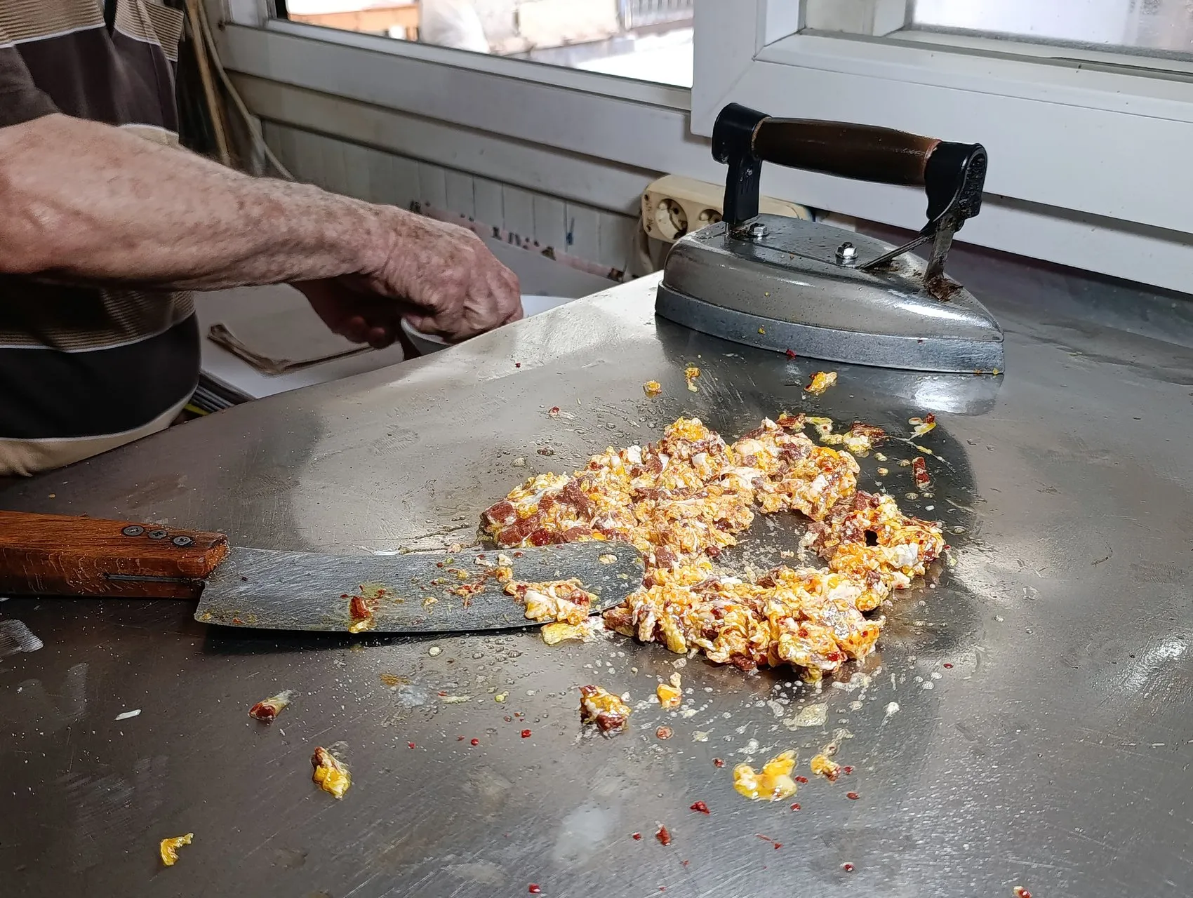 Adana'da yarım asırlık lezzet sırrı ütüyle gelen tost