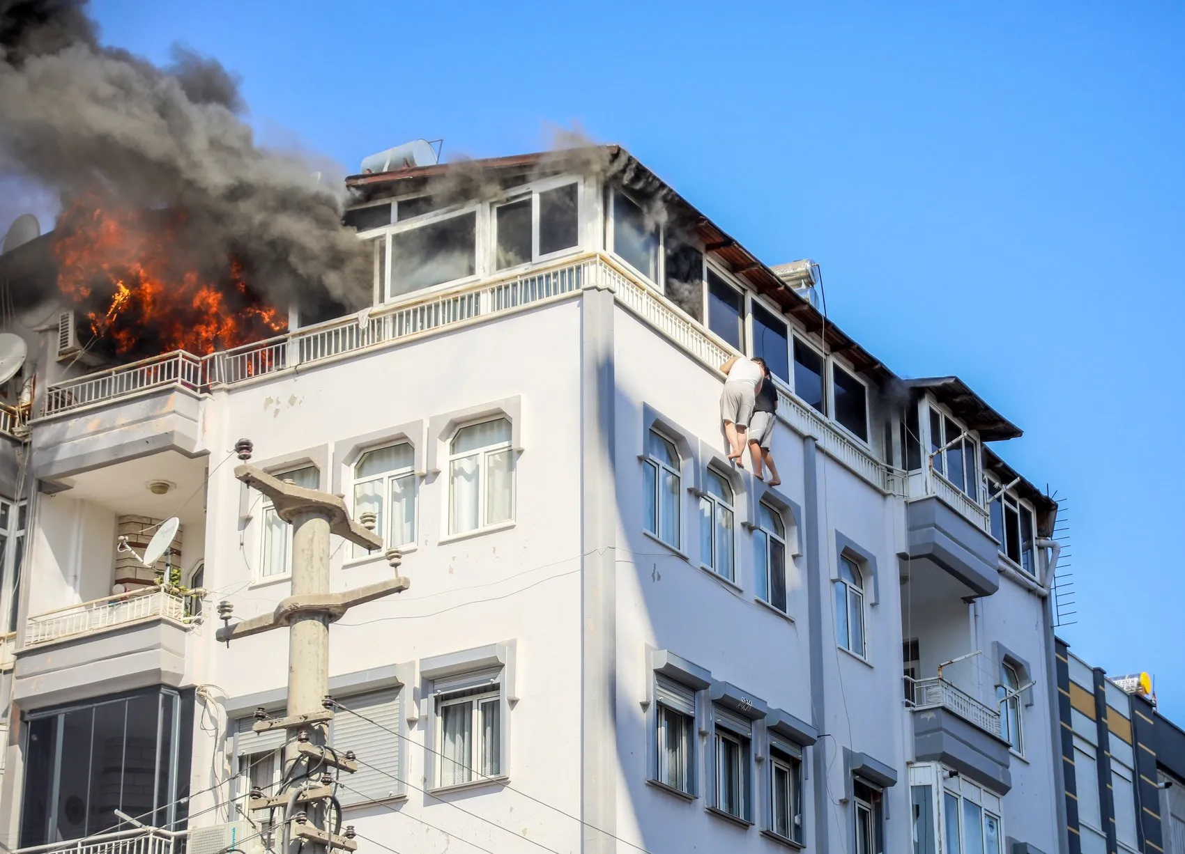 Antalya’da teras yangını İki kişi korkuluklarda kurtarılmayı bekledi