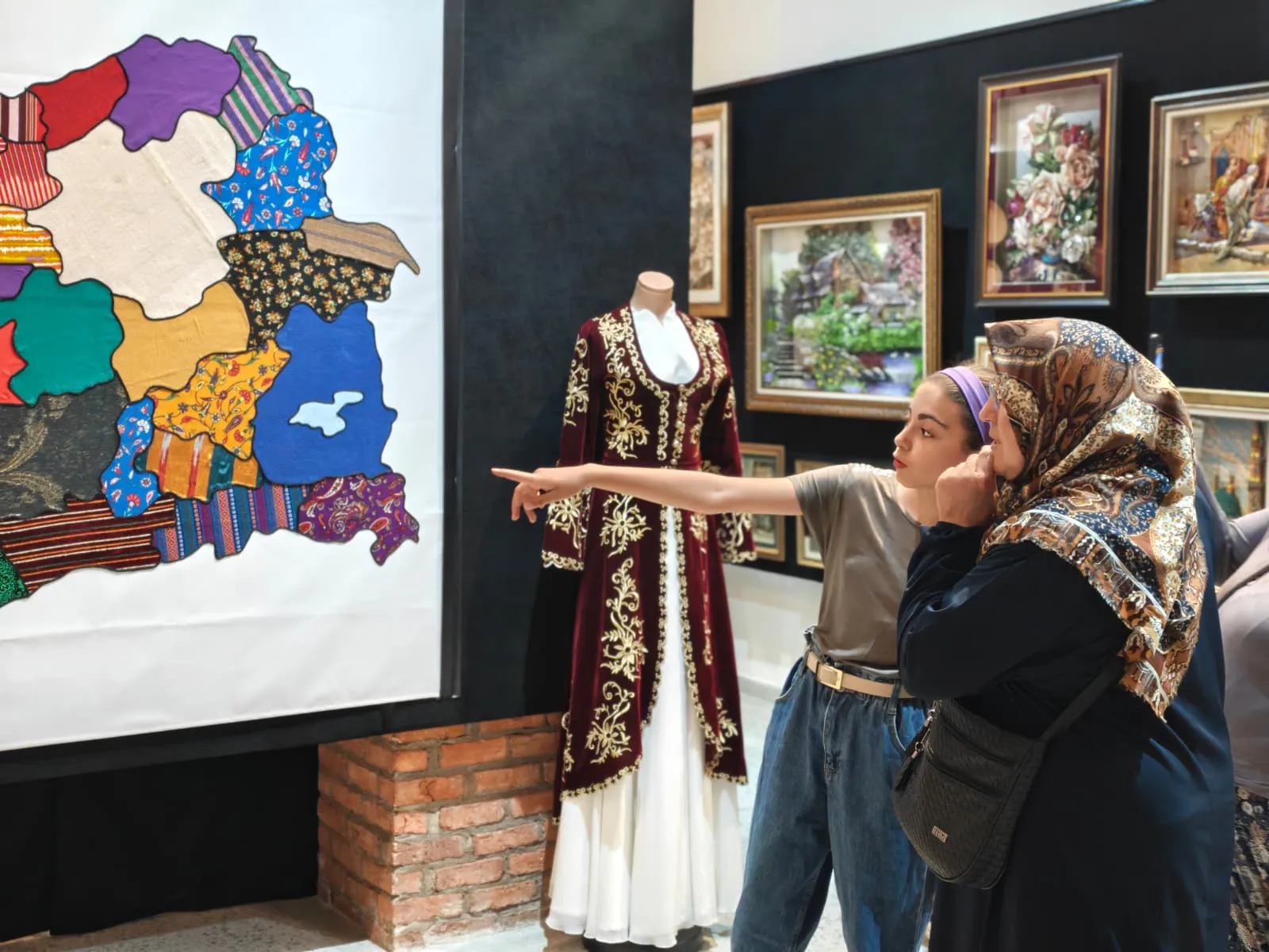 Seksen bir ilin kumaşı dev bir Türkiye haritasına dönüştü