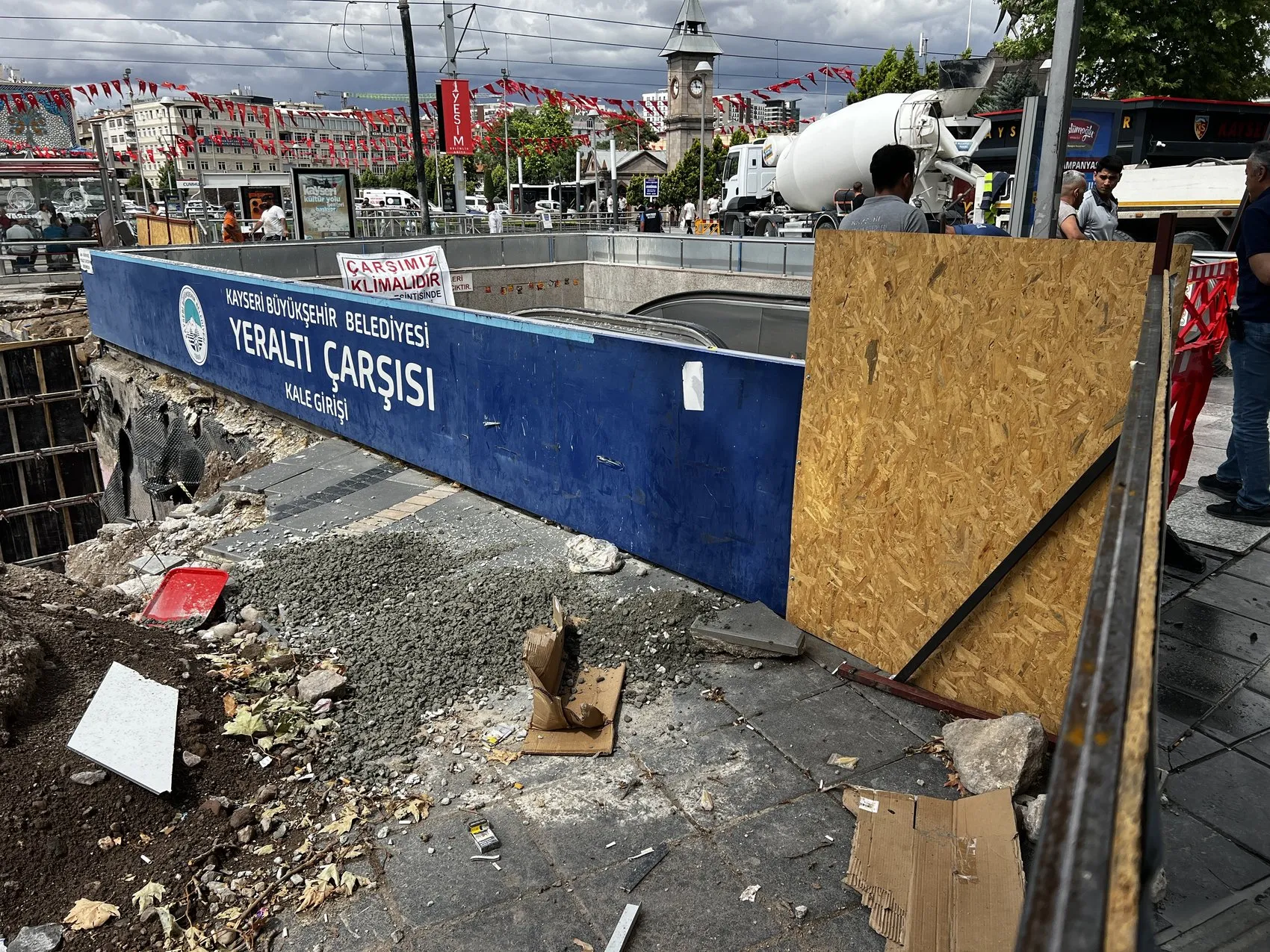 Kayseri Cumhuriyet Meydanı’nda beton mikseri kazası yaşandı