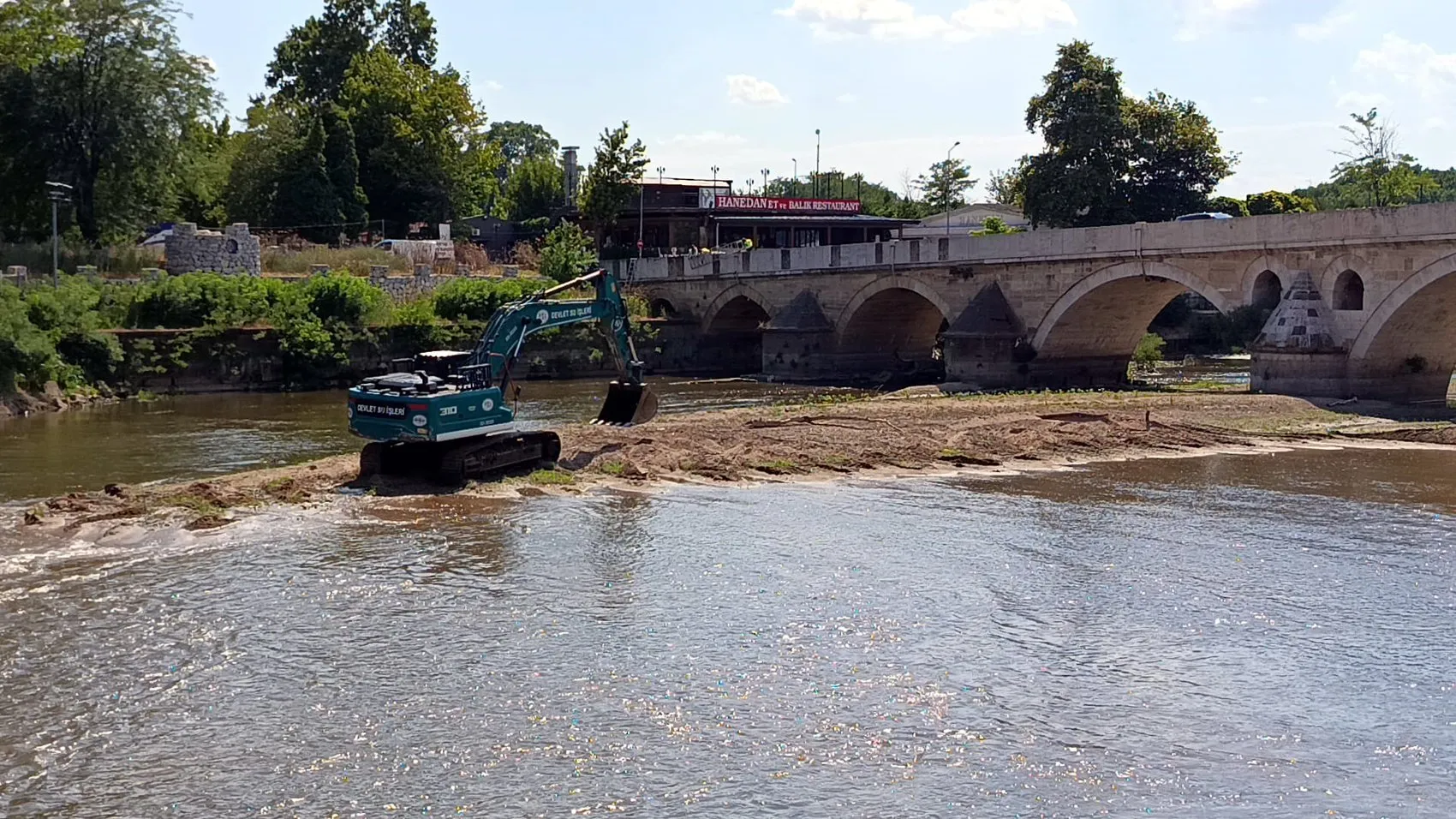 Tunca Nehri’nde sular çekilince ekipler iş makinesiyle sahaya indi