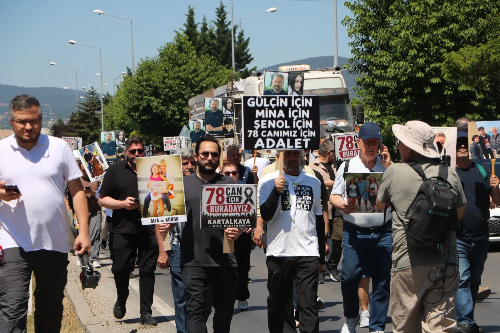 78 canın yasını tutan aileler adalet için Ankara yolunda