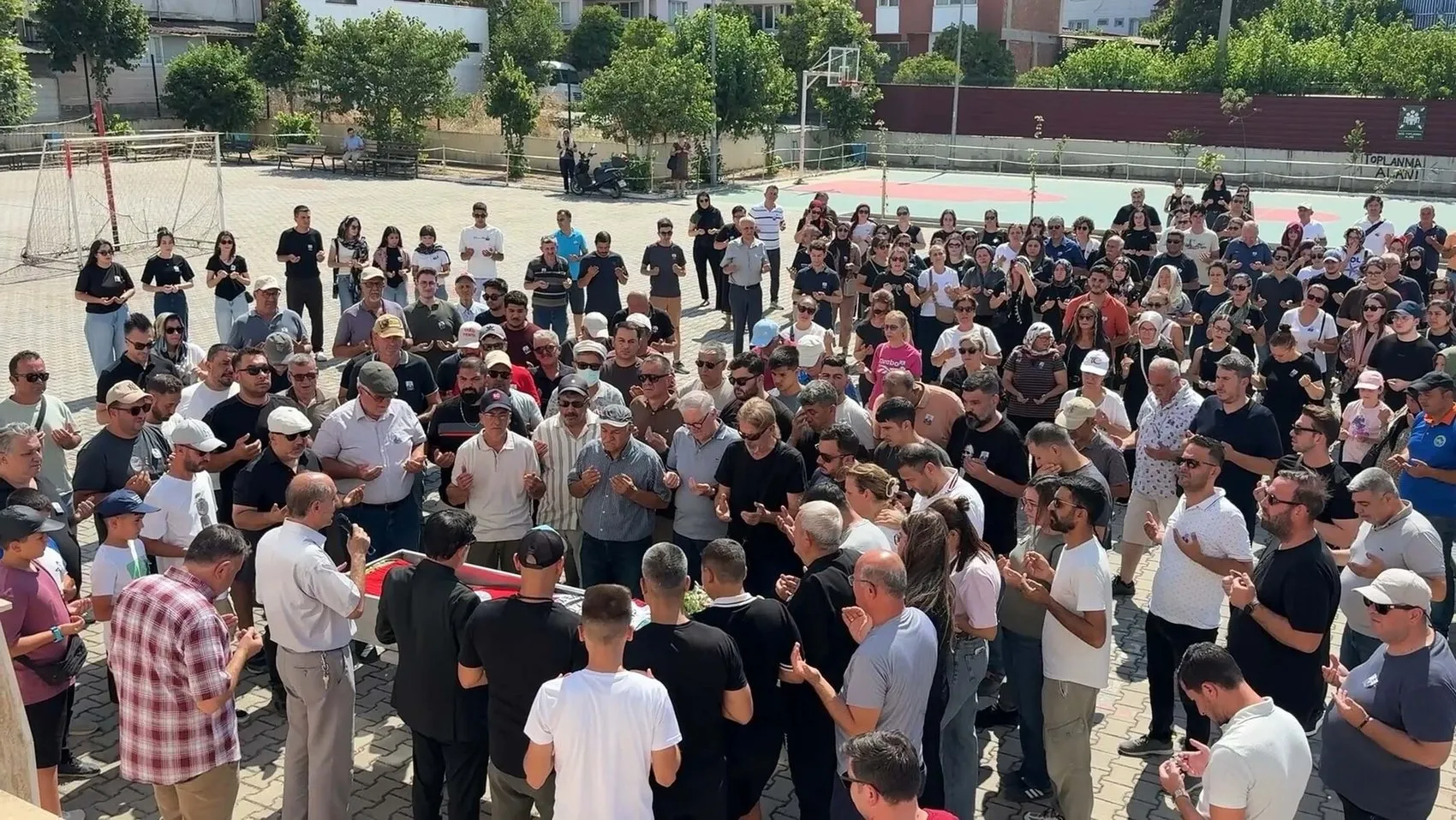 Kuşadası'ndaki fırtınalı günde hayatını kaybeden öğretmen toprağa verildi