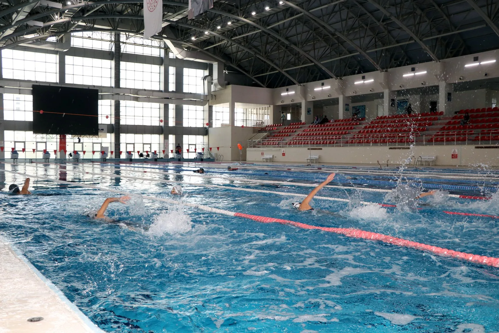 Vanlı çocuklardan hem madalya hem cankurtaranlık başarısı