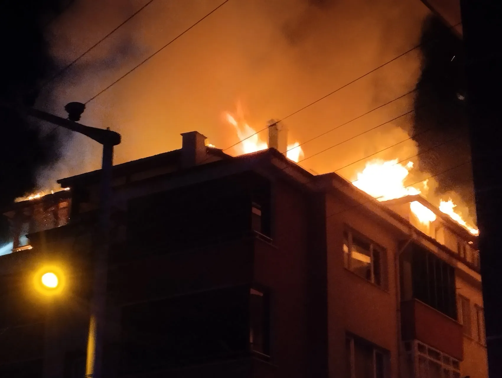 Bolu'da gece yarısı korkutan apartman yangını