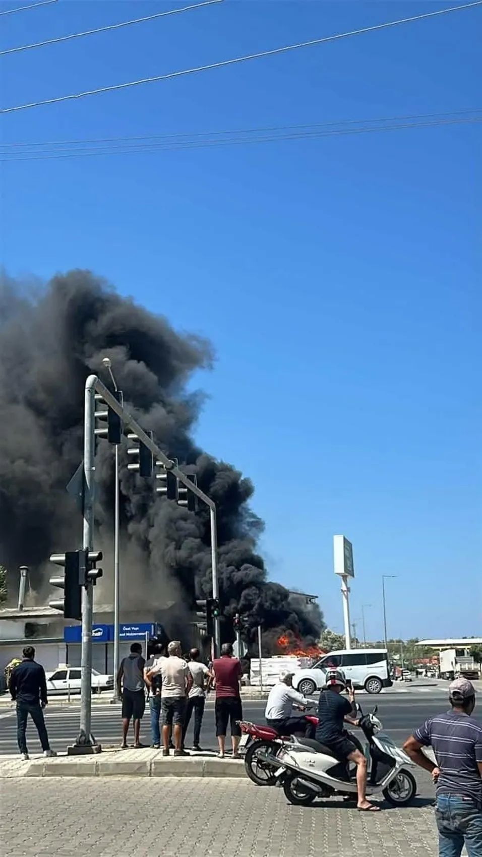 Gazipaşa’da dükkan yangını çevredeki iş yerlerine sıçradı