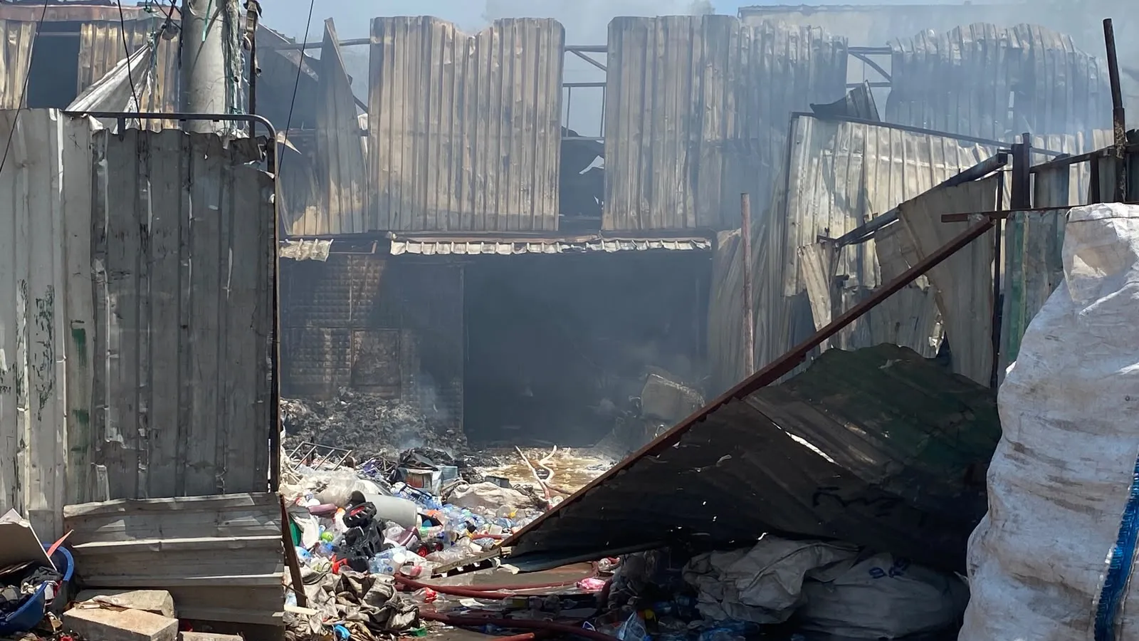 Kocaeli Körfez'de fabrika yangını kontrol altına alındı