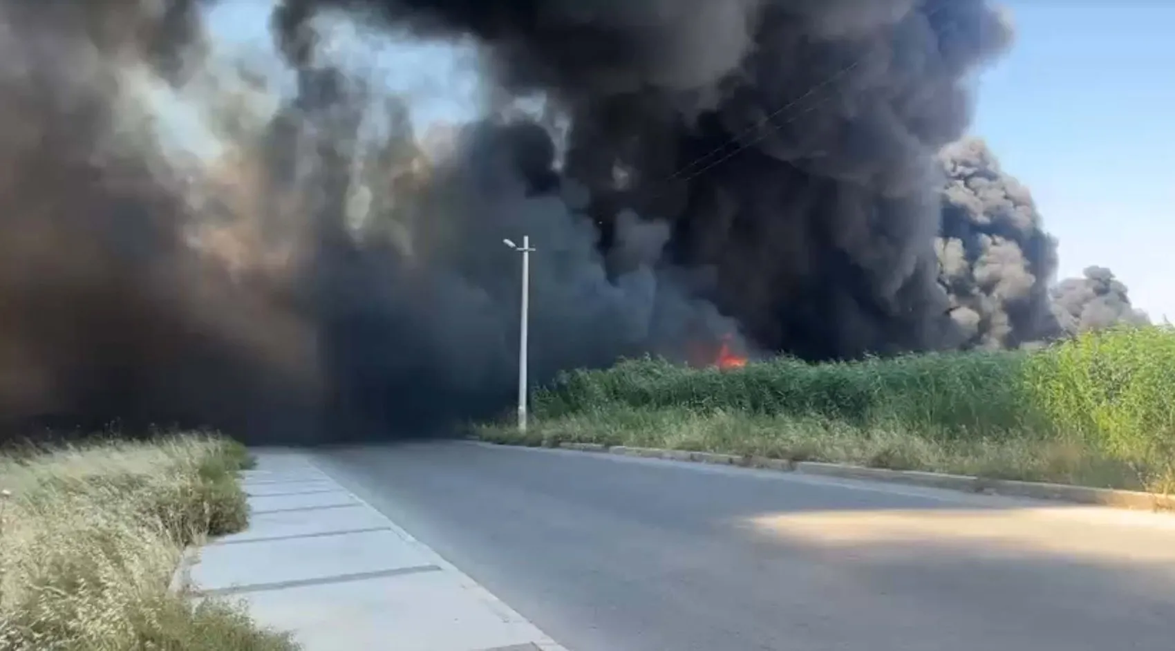 Menemen'de geri dönüşüm tesisinde büyük yangın