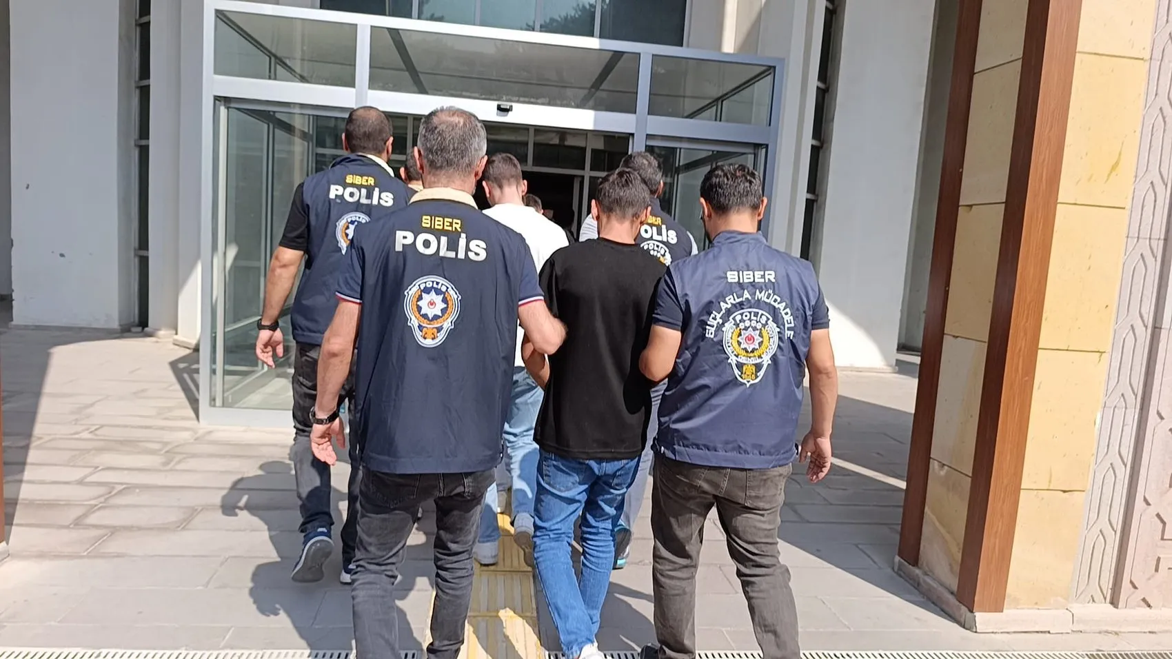 Siber çeteye 9 ilde büyük operasyon 14 kişi cezaevinde