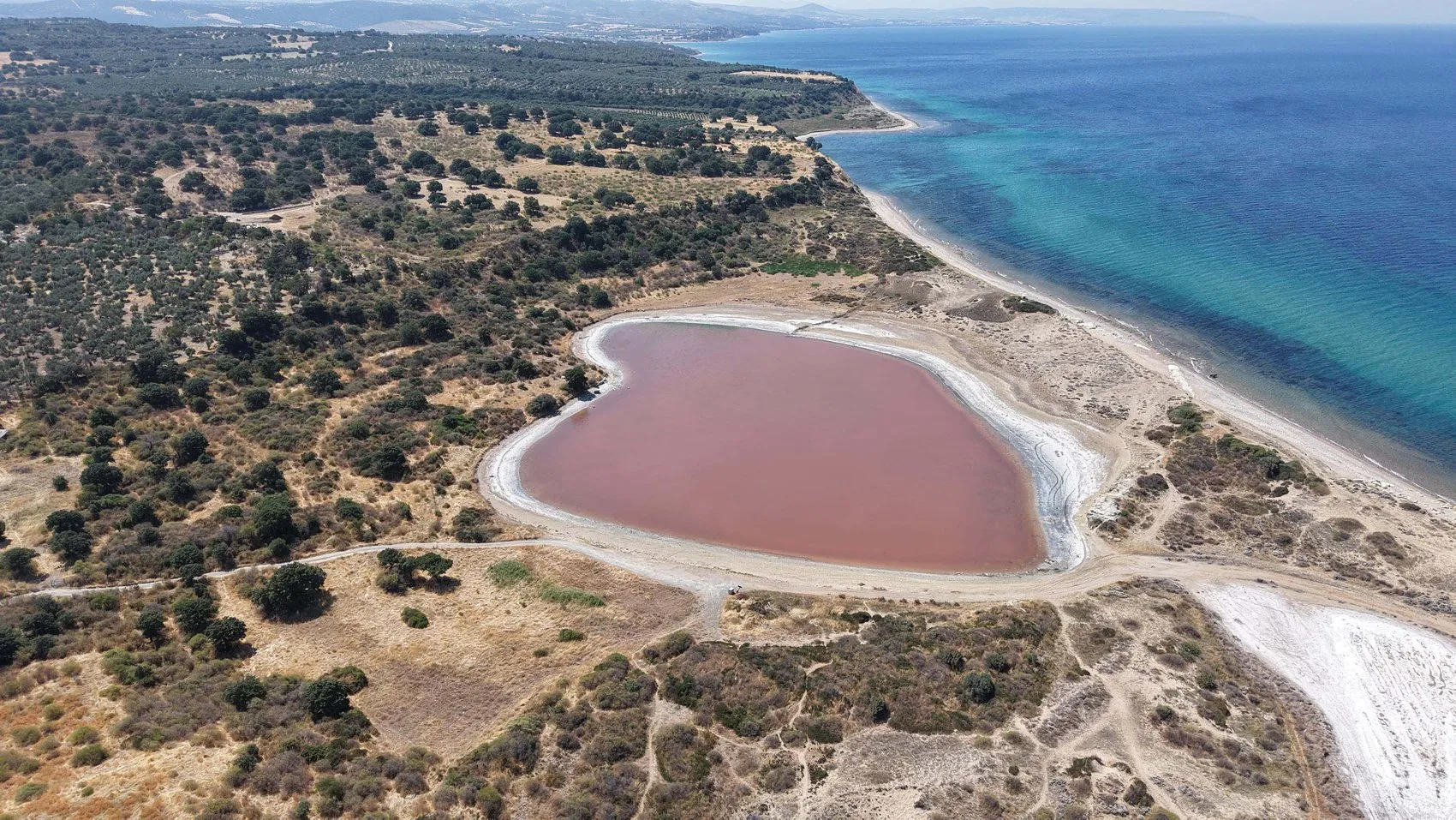 Çanakkale’nin meşhur Kalpli Gölü yeniden pembe renge döndü