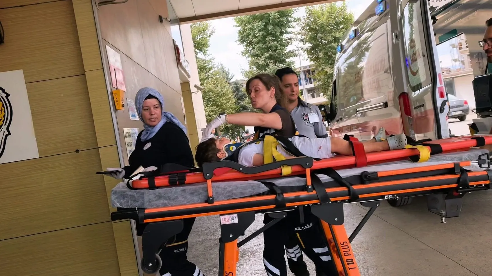 İnegöl'de 150 kiloluk kapı 3 yaşındaki çocuğun üzerine devrildi