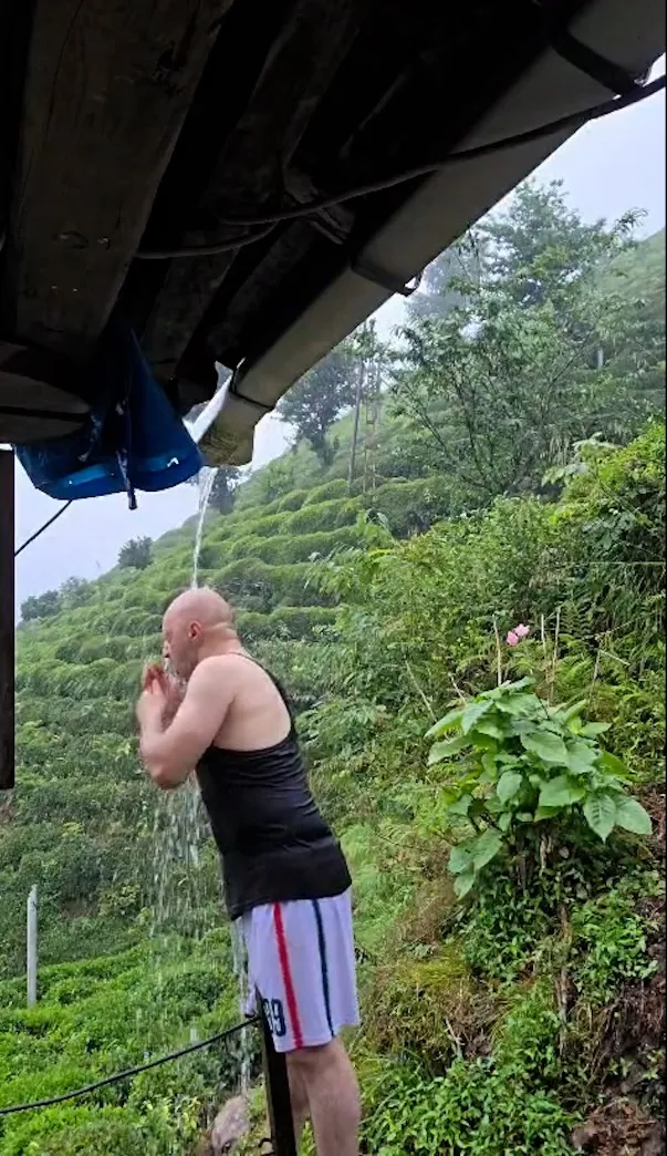 Rize'de denize girmek yasaklanınca çatıdan akan yağmurla serinledi
