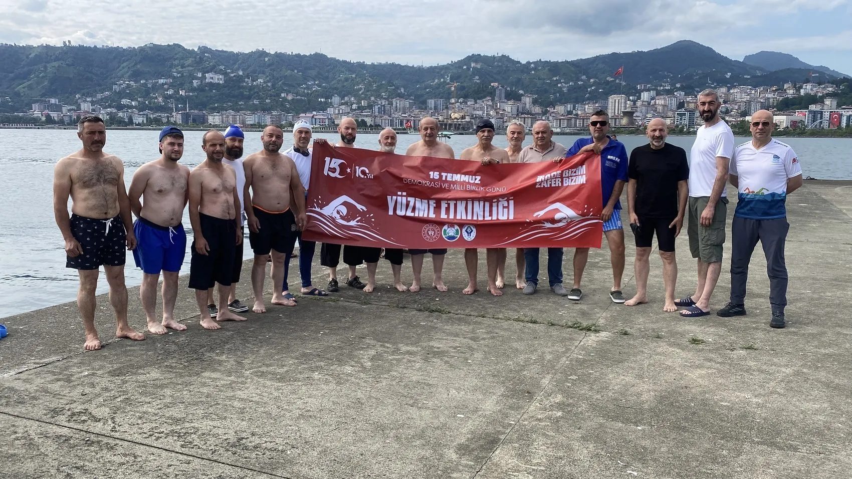Karadeniz'in dalgalı sularında 15 Temmuz için kulaç attılar