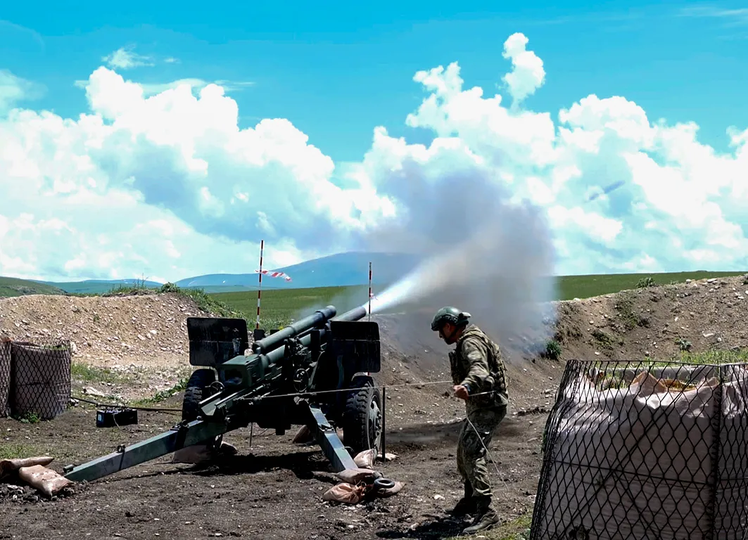 Mehmetçik Kars'ta ağır silahlarla atış talimi yaptı