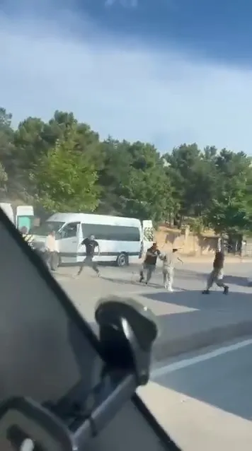 Gebze trafiğinde sopalı saldırı kamerada