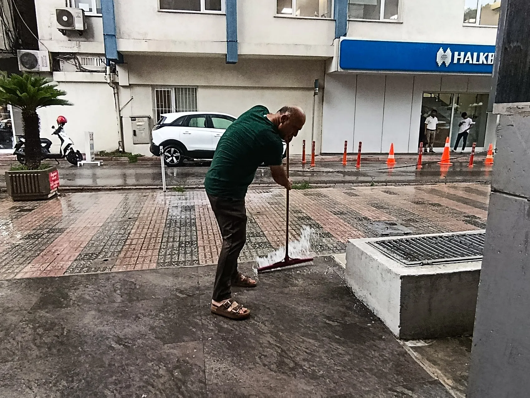 Adana'da temmuz ortasında aniden bastıran sağanak hayatı felç etti