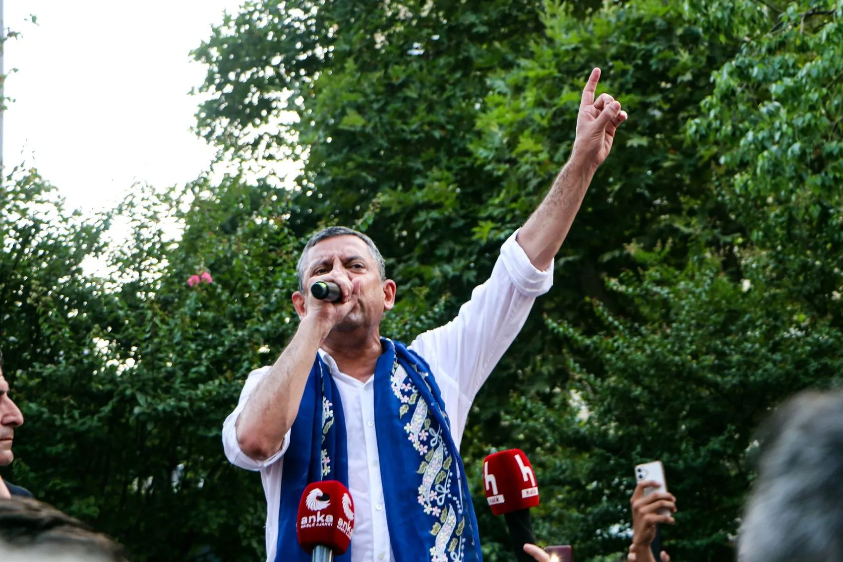 Özel'den operasyon tepkisi İktidar yürüyüşümüzü durduramayacaklar