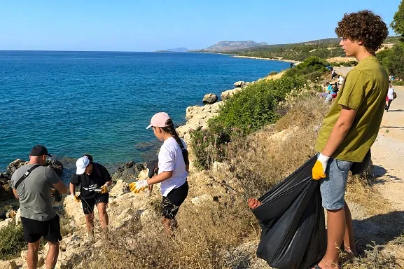 Akkuyu çalışanları Taşucu sahilini çöplerden arındırdı