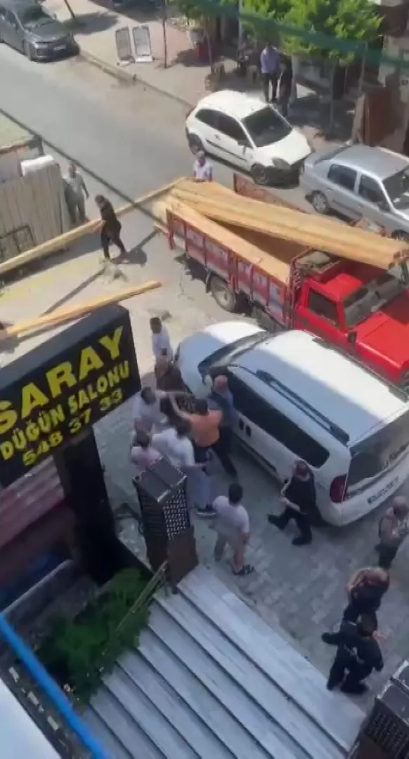 Küçükçekmece'de bina çöktü mahsur kalanlar var