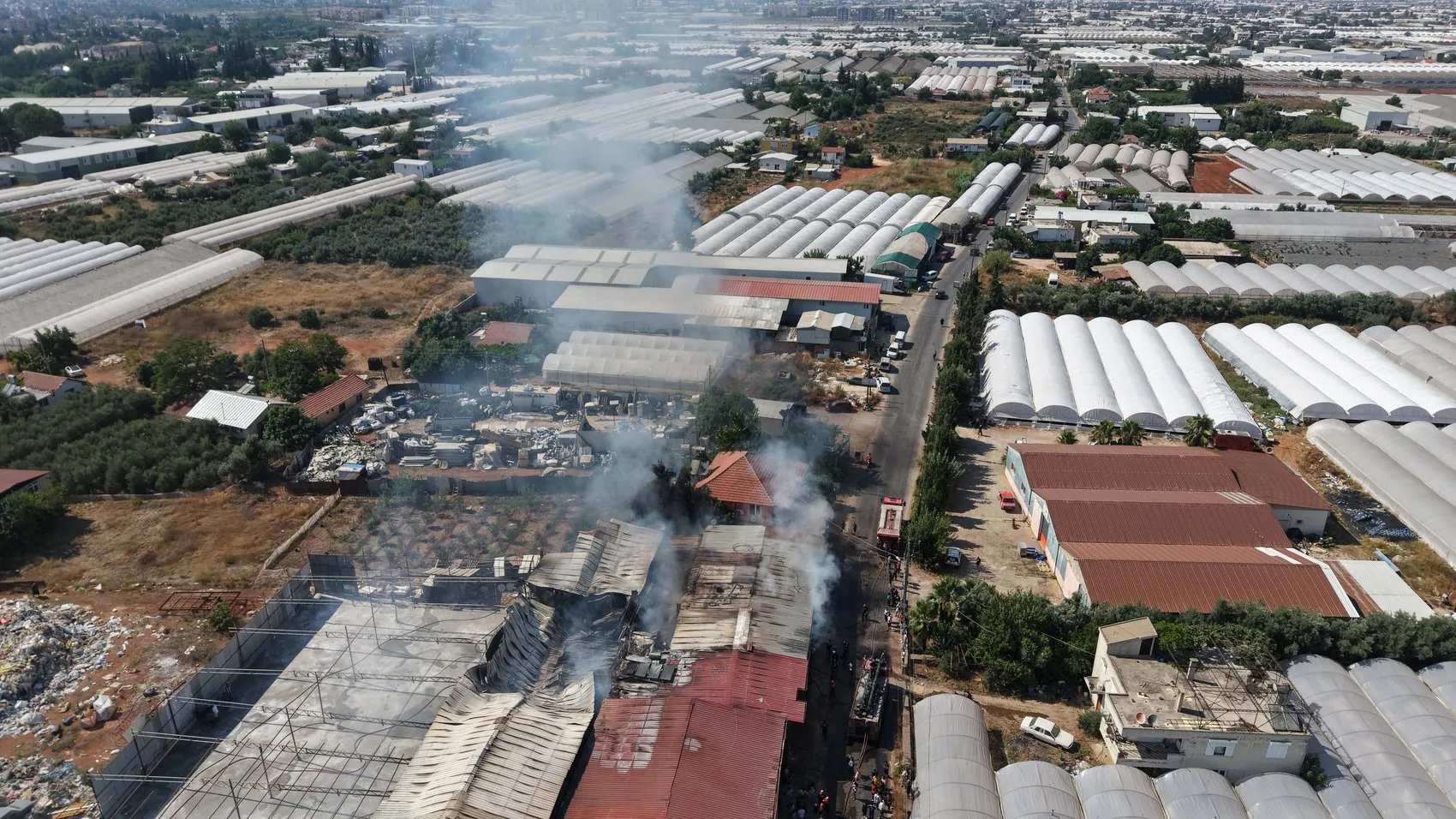 Antalya Kepez'de dört depo ve bir ev küle döndü