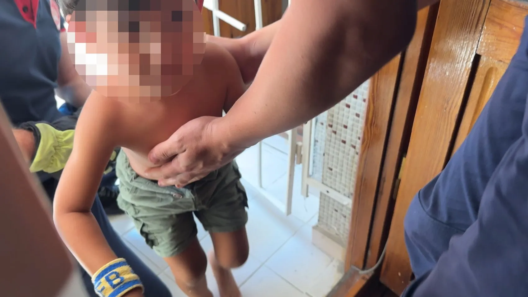 Avcılar'da balkonda mahsur kalan çocuk için nefes kesen kurtarma operasyonu