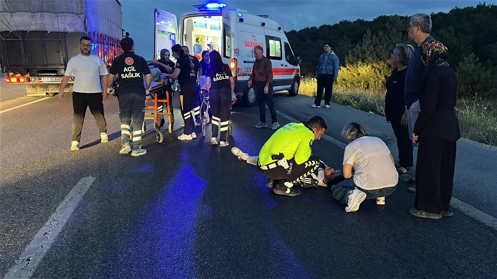 Kütahya yolunda motosiklet ve otomobil şarampole uçtu