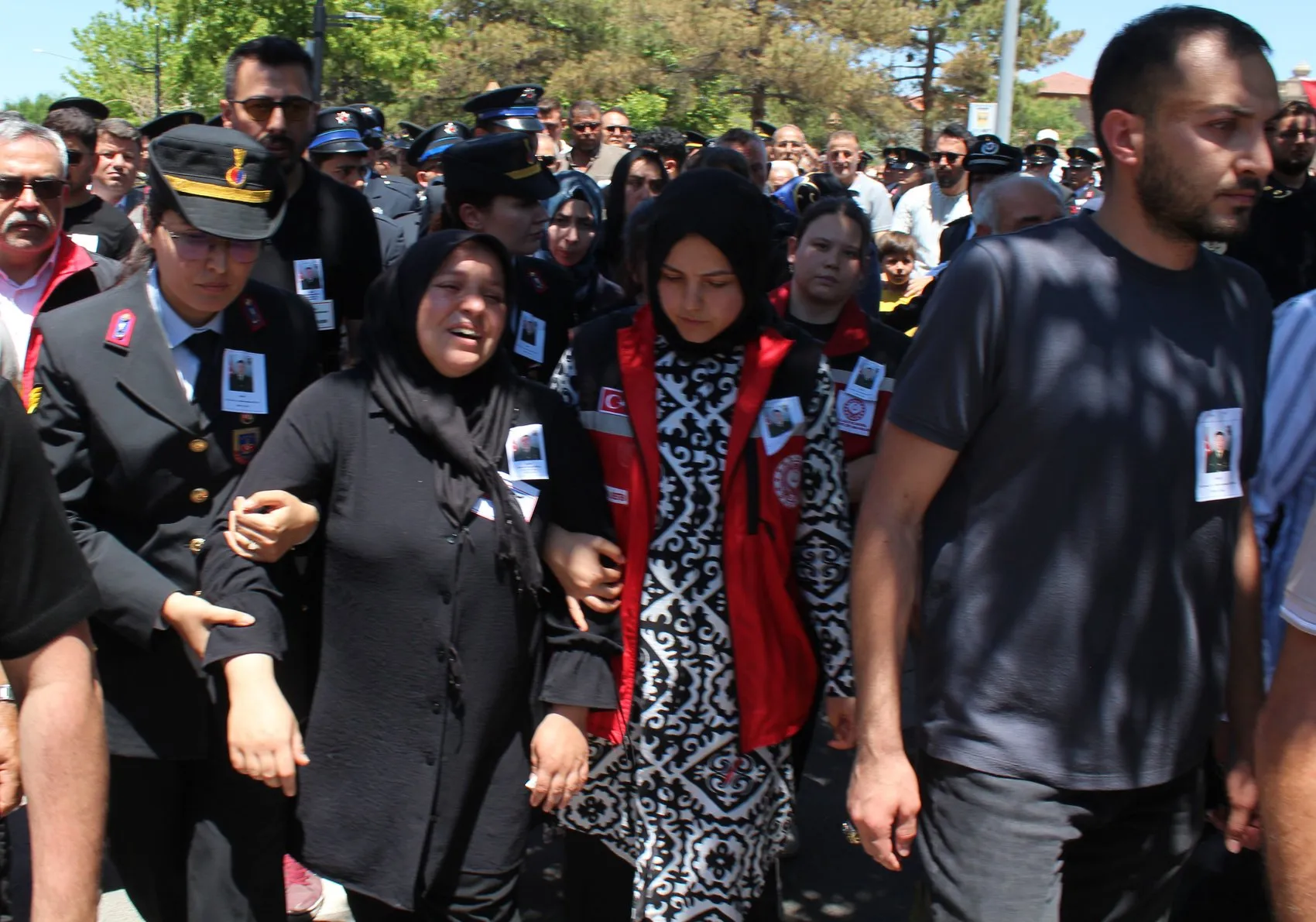 Aksaray şehidini binlerce kişiyle son yolculuğuna uğurladı