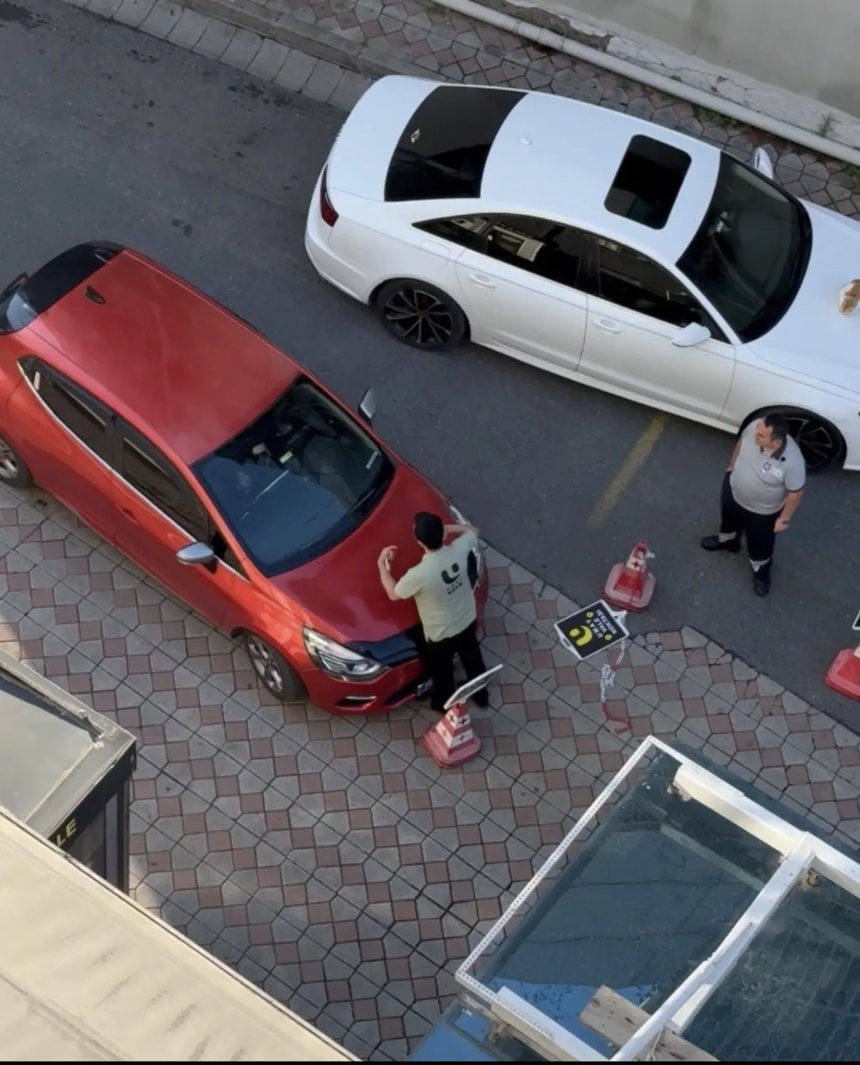 Kağıthane'de otopark kavgası Sürücü aracını valenin üzerine sürdü
