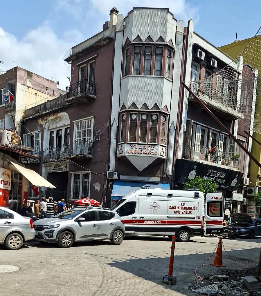 İskenderun’da kaldırımda çay içerken binadan üzerine beton düştü