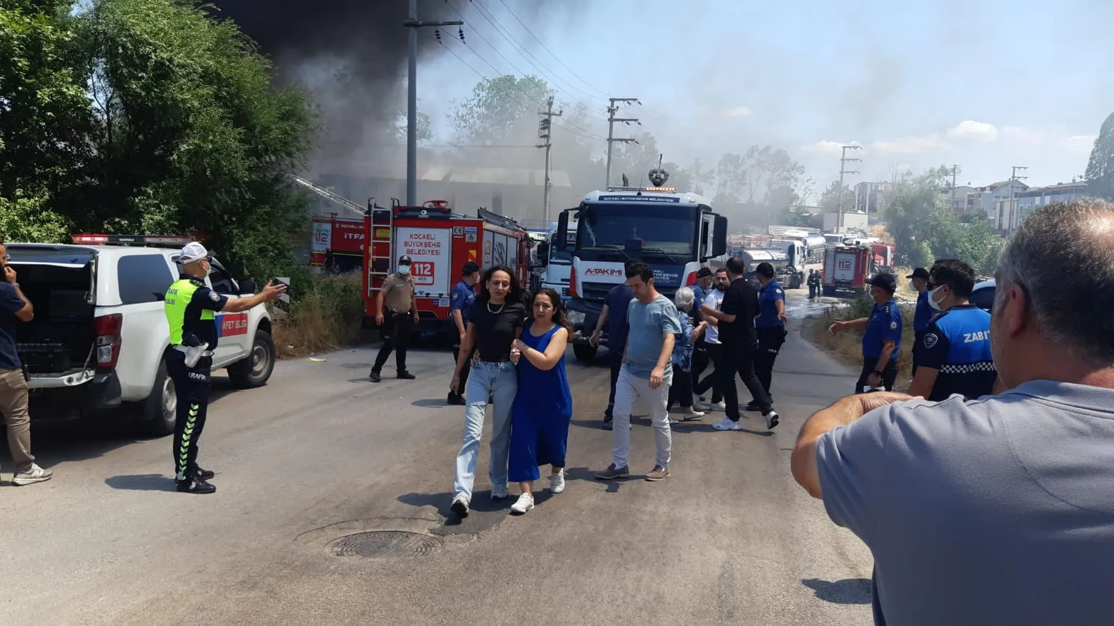 Kocaeli Körfez'de fabrika yangını kontrol altına alındı
