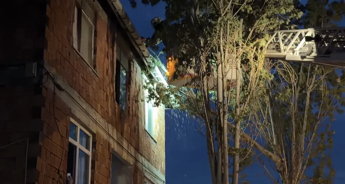 Maltepe’de fırtına ağacı binaya devirdi