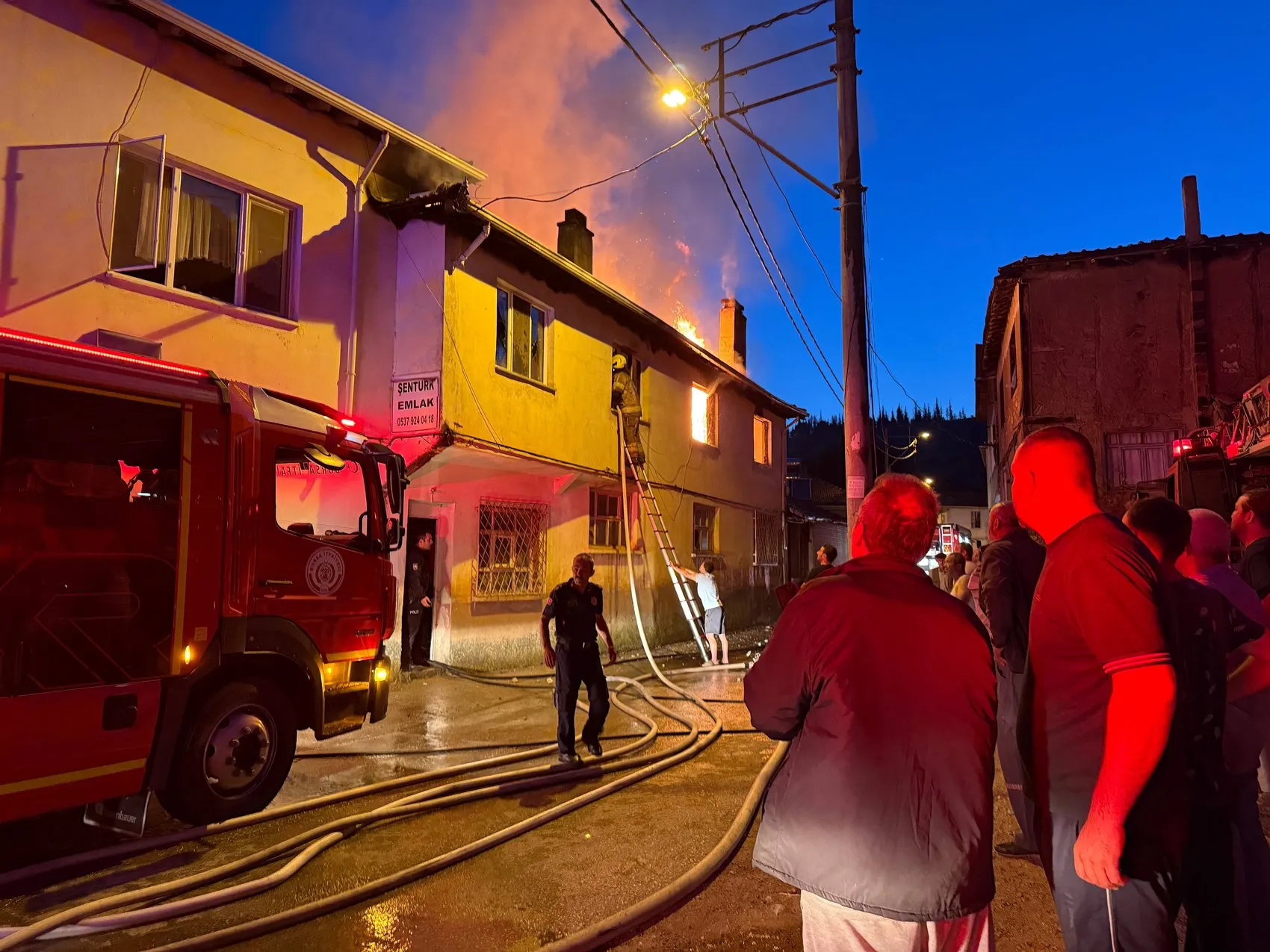 Bursa'da gece yarısı çıkan yangın bir genci hayattan kopardı