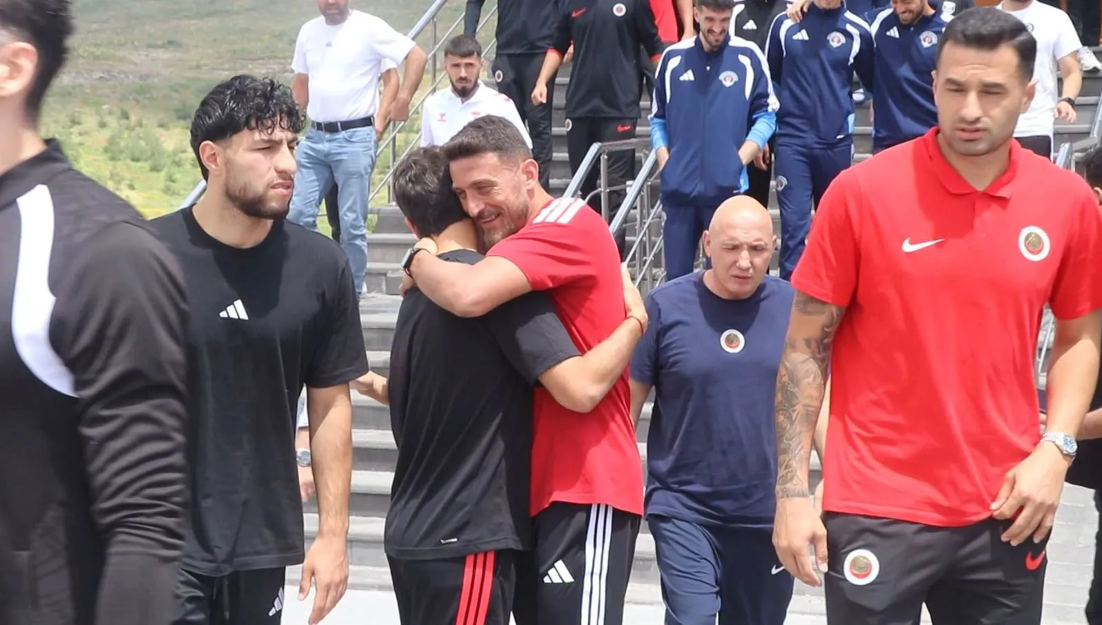 Erciyes kampındaki futbolcular Cuma namazında buluştu