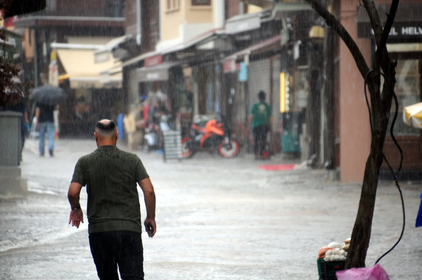 Edirne’de aniden bastıran sağanak hayatı felç etti