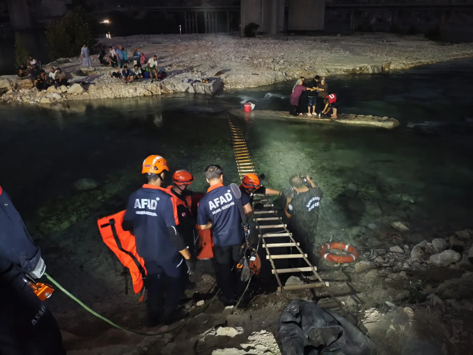 Fırat Nehri kıyısında piknik yapan 32 kişi sular yükselince mahsur kaldı