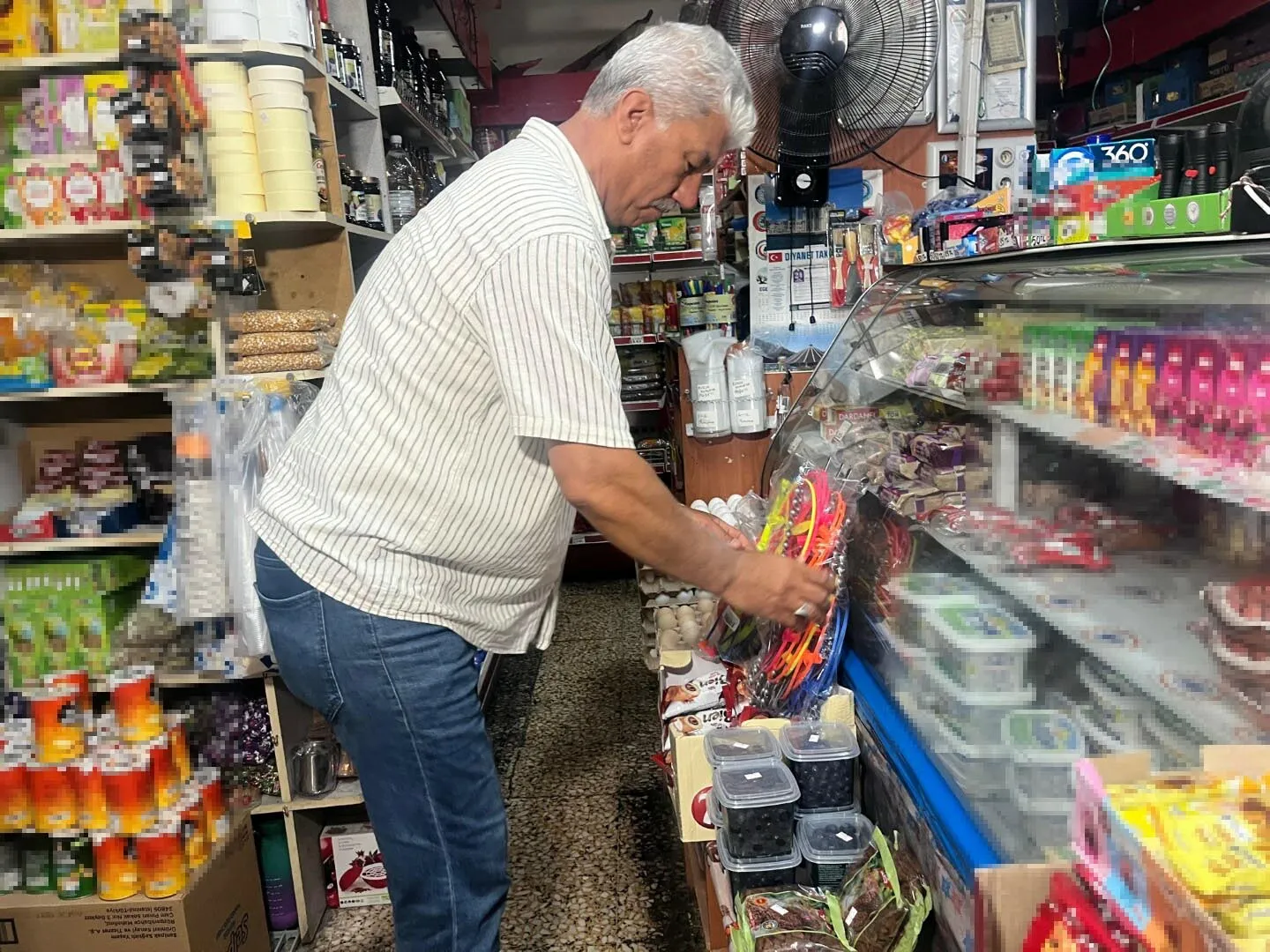 İzmir'deki bu bakkal sizi 30 yıl öncesine götürüyor