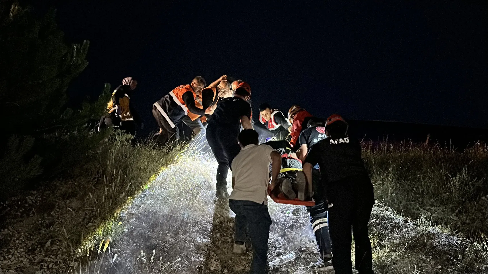 Kütahya yolunda motosiklet ve otomobil şarampole uçtu