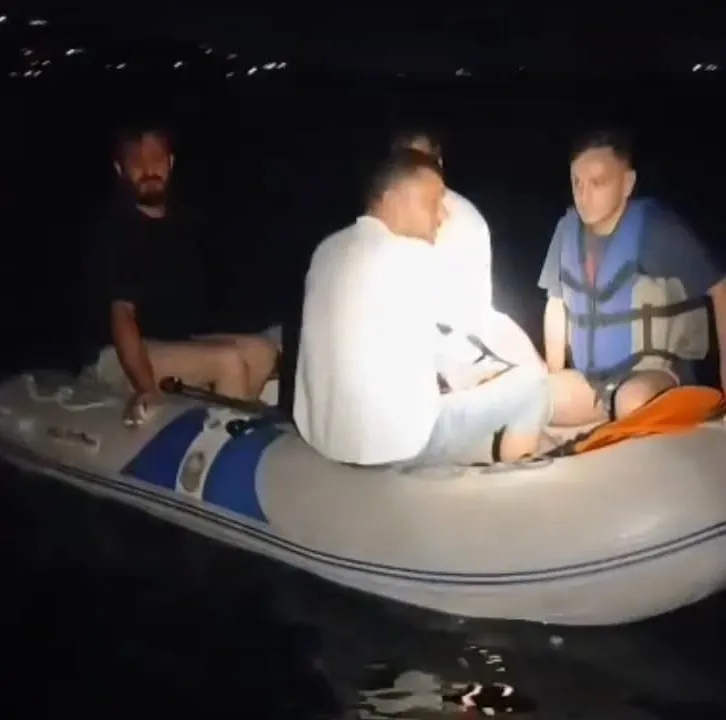 Sapanca Gölü'nde aniden bastıran fırtına 35 kişiyi gölün ortasında bıraktı
