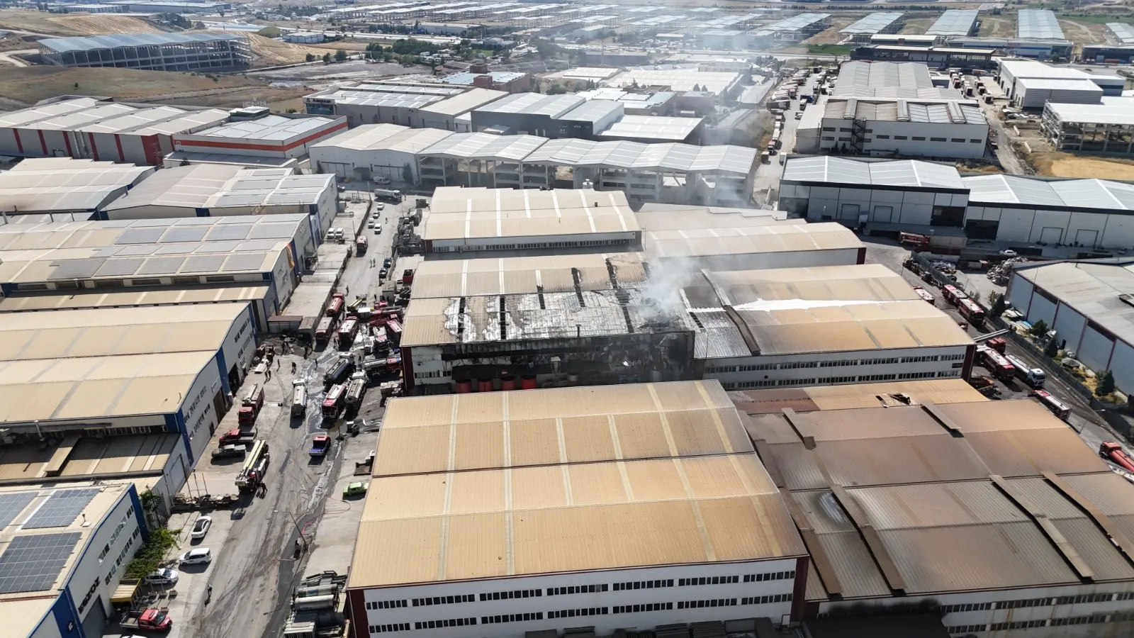 Ankara'da dev fabrika yangını gökyüzünü siyaha boyadı