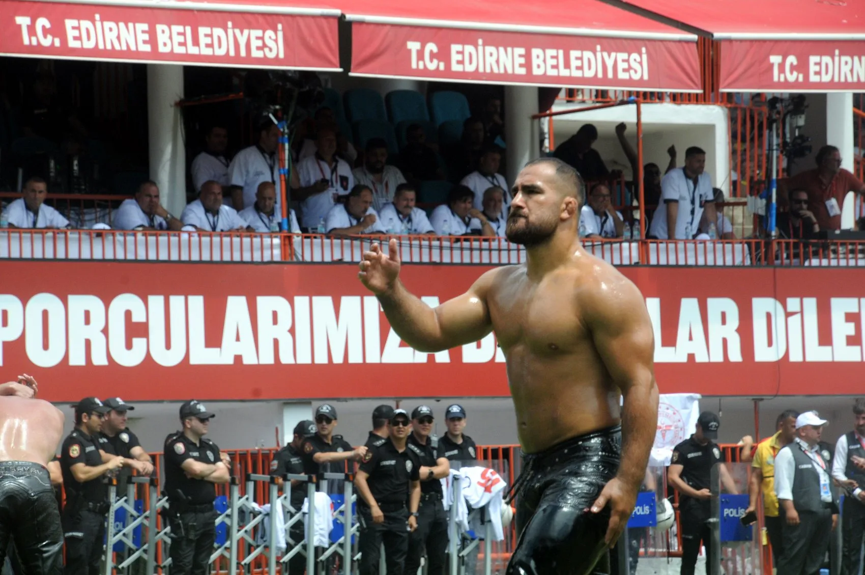 Kırkpınar er meydanında son 16 mücadelesi başladı