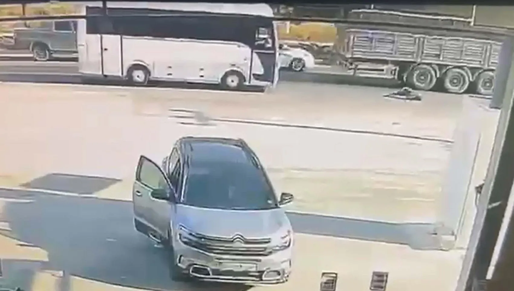 Denizli'de telefonunu almak için yola çıkan şoföre midibüs çarptı