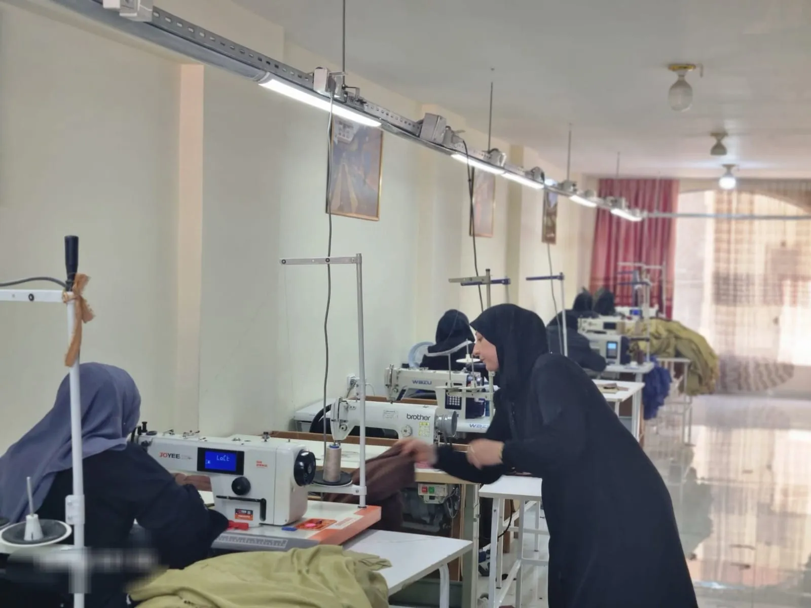 Suriyeli kadınlar Azez’de kendi kıyafetlerini dikiyor