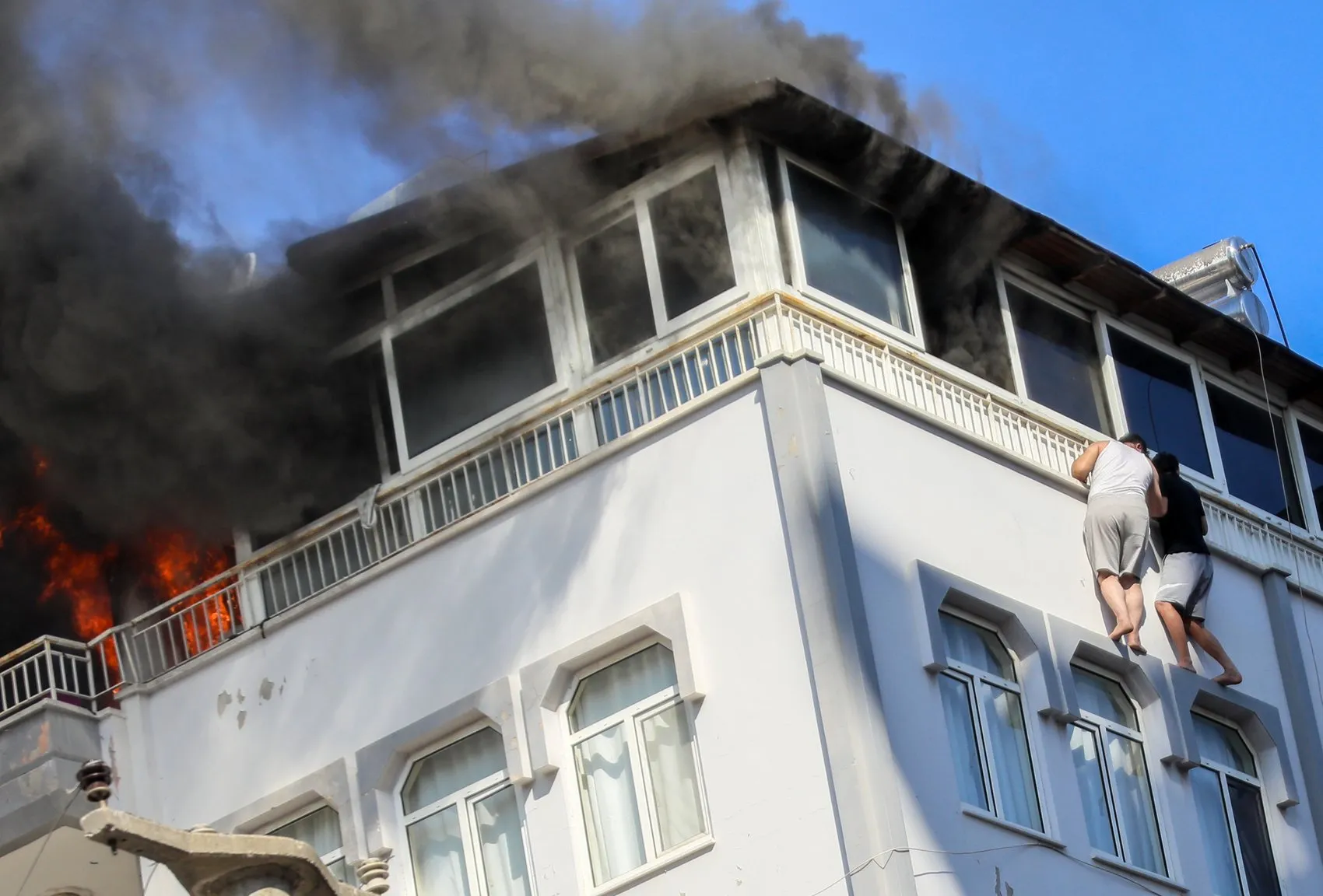 Antalya’da teras yangını İki kişi korkuluklarda kurtarılmayı bekledi
