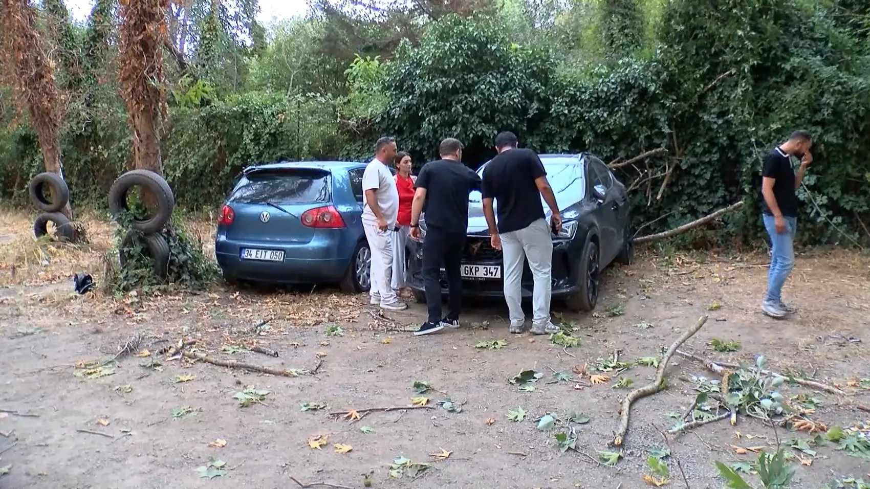 Beykoz'da fırtına bir aracı kullanılamaz hale getirdi